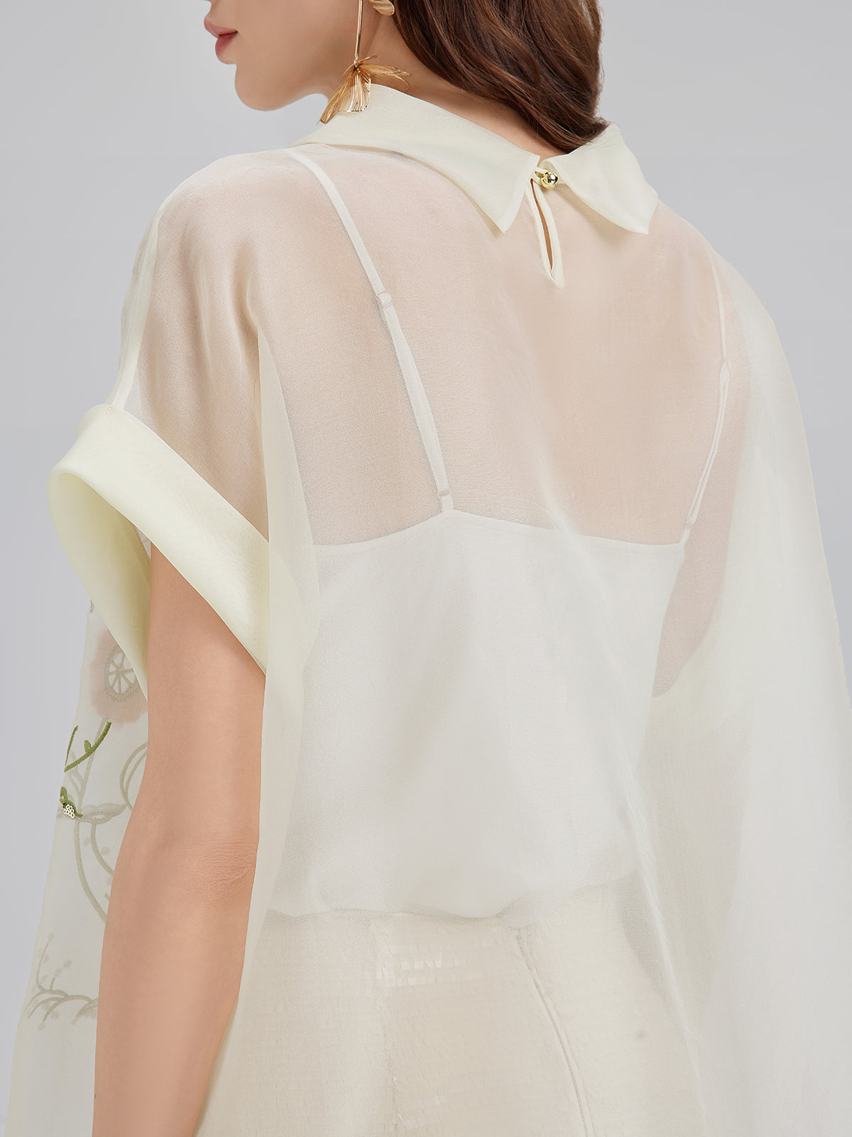 İpek 3 Boyutlu Pullu Nakışlı Kısa Kollu Bluz