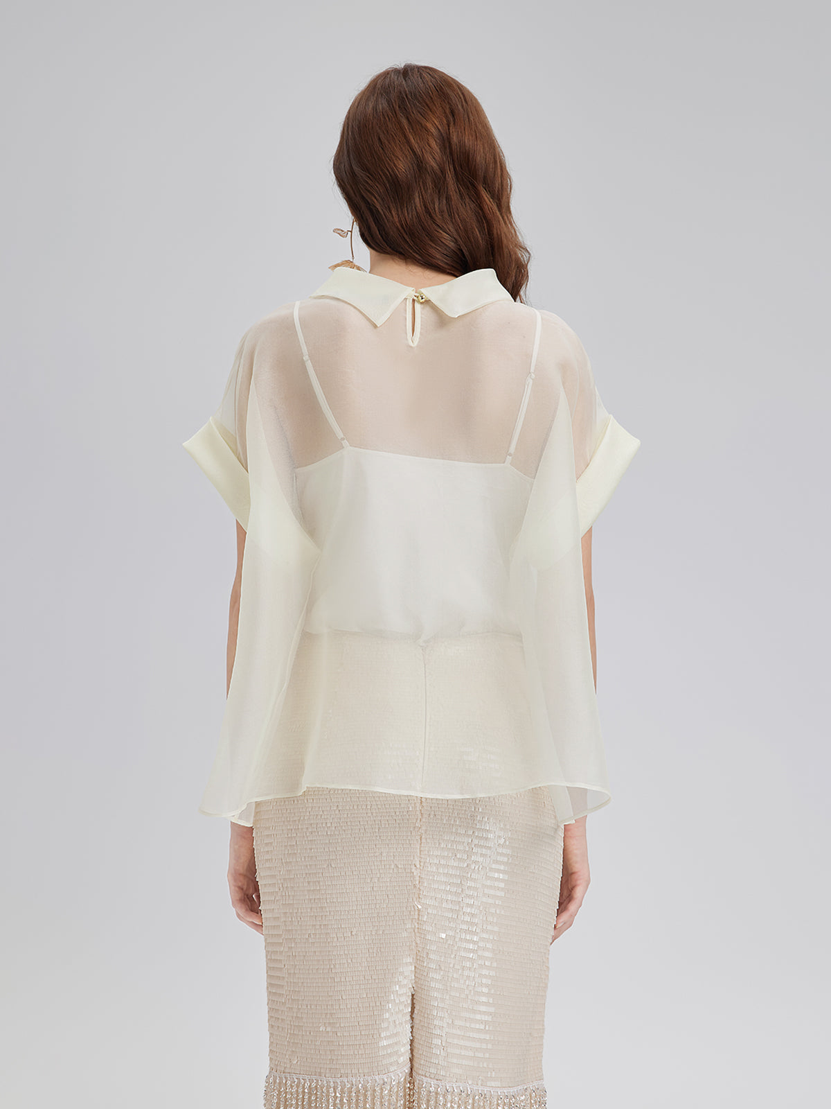 İpek 3 Boyutlu Pullu Nakışlı Kısa Kollu Bluz