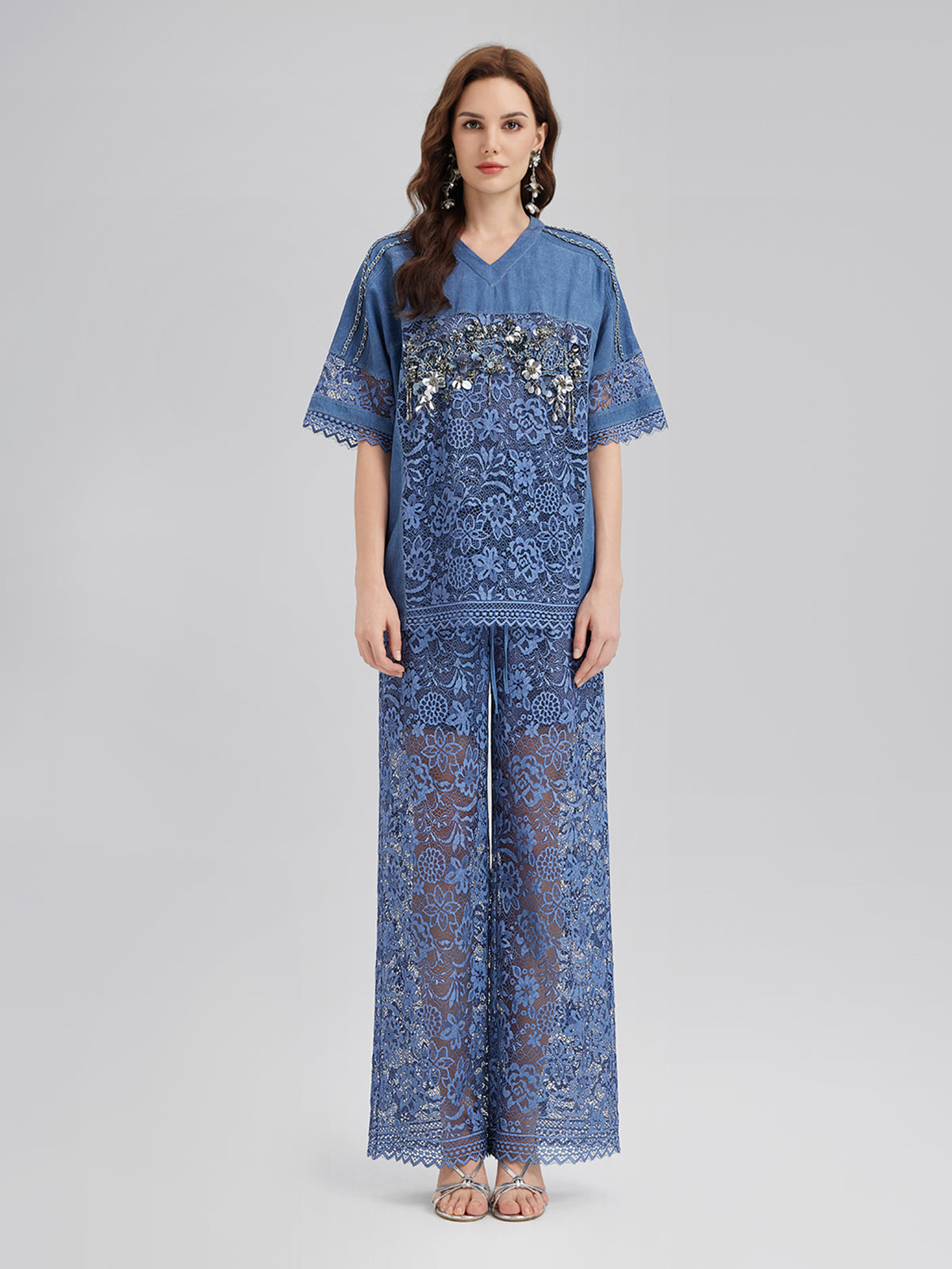 El İşlemeli Boncuklu Dantel Parçalı V Yaka Bluz