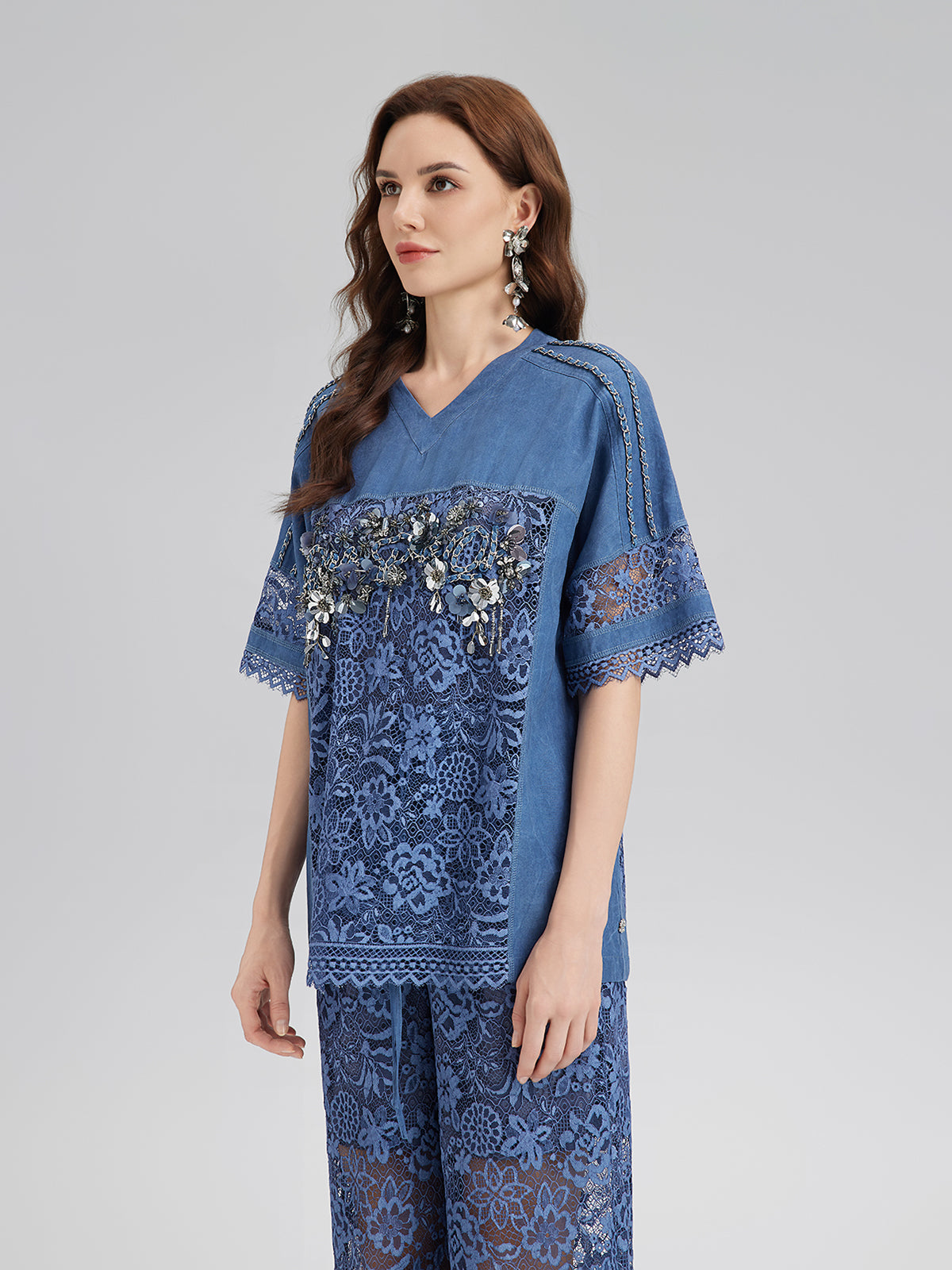 El İşlemeli Boncuklu Dantel Parçalı V Yaka Bluz