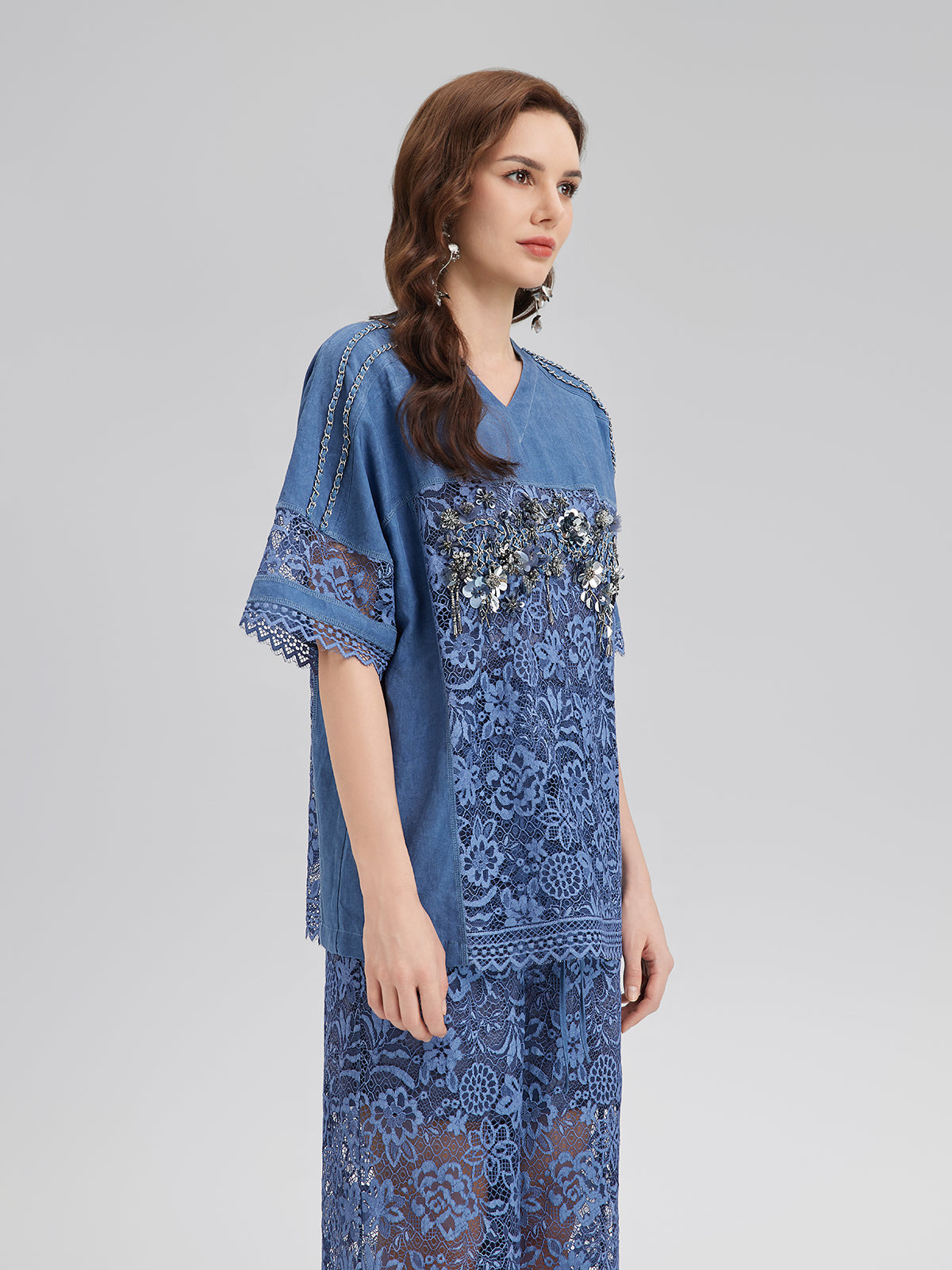 El İşlemeli Boncuklu Dantel Parçalı V Yaka Bluz