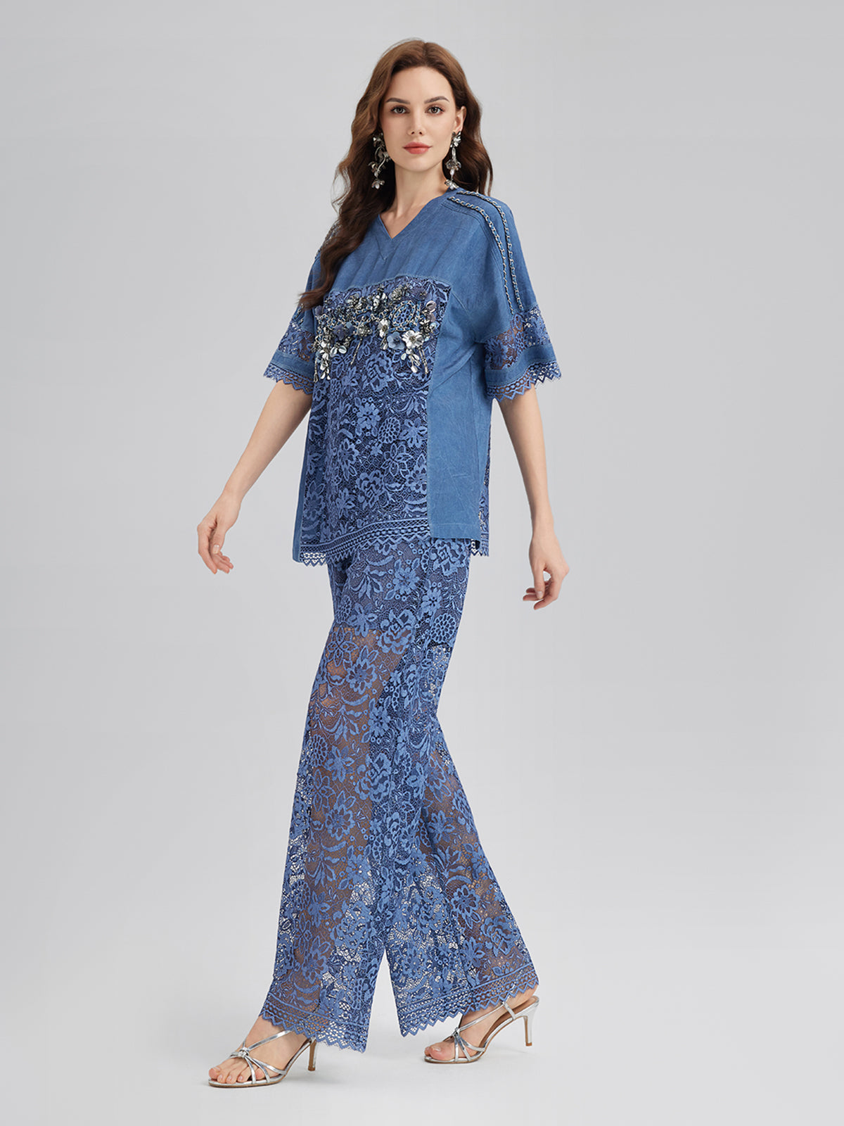 El İşlemeli Boncuklu Dantel Parçalı V Yaka Bluz