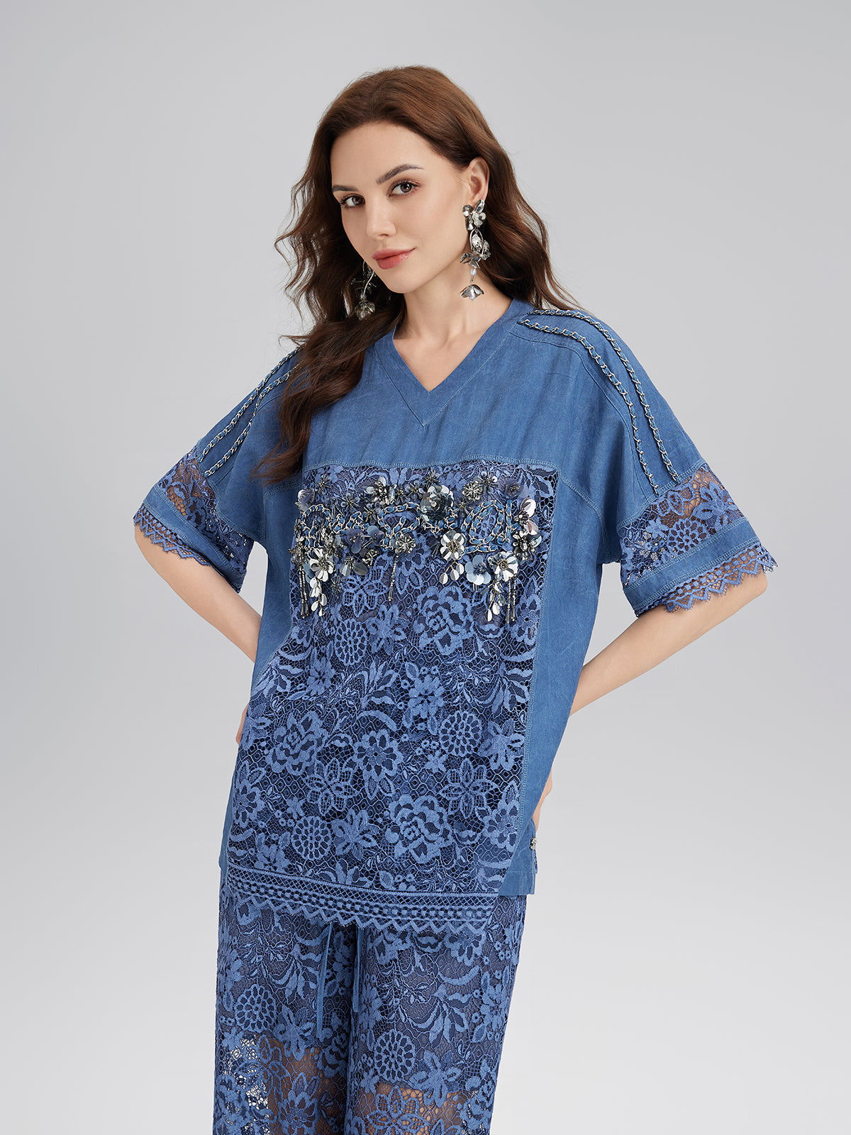 El İşlemeli Boncuklu Dantel Parçalı V Yaka Bluz