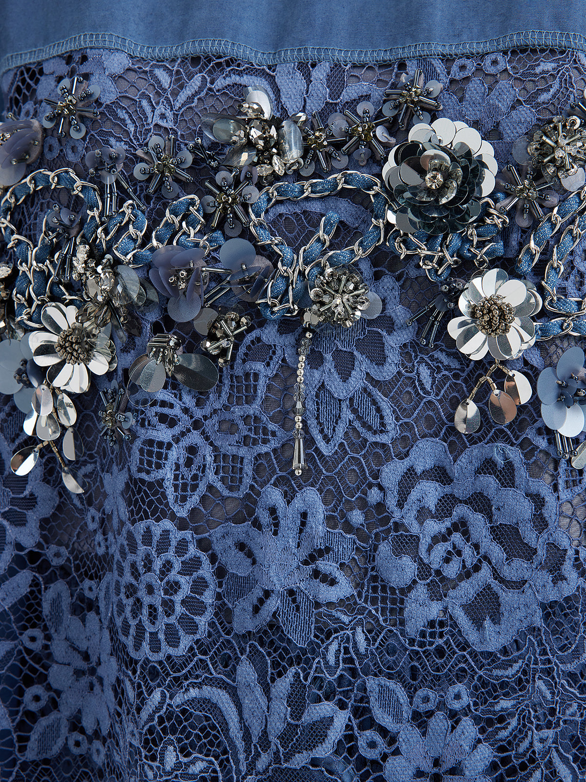 El İşlemeli Boncuklu Dantel Parçalı V Yaka Bluz