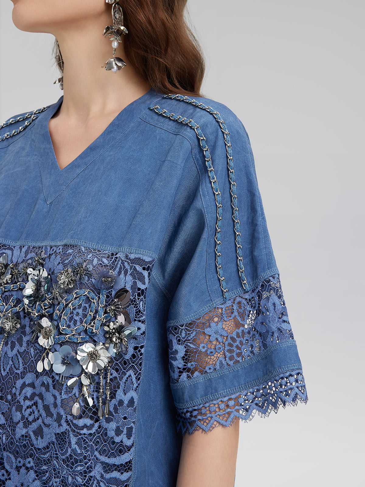 El İşlemeli Boncuklu Dantel Parçalı V Yaka Bluz