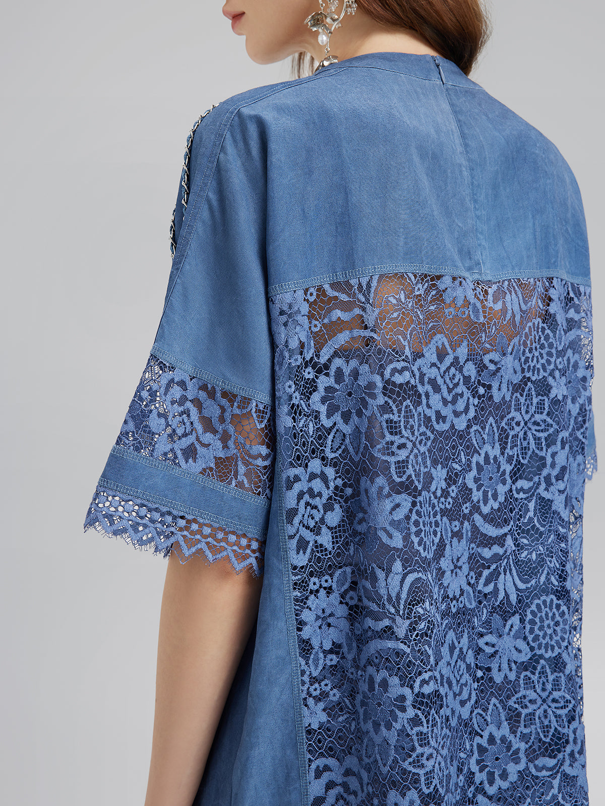 El İşlemeli Boncuklu Dantel Parçalı V Yaka Bluz