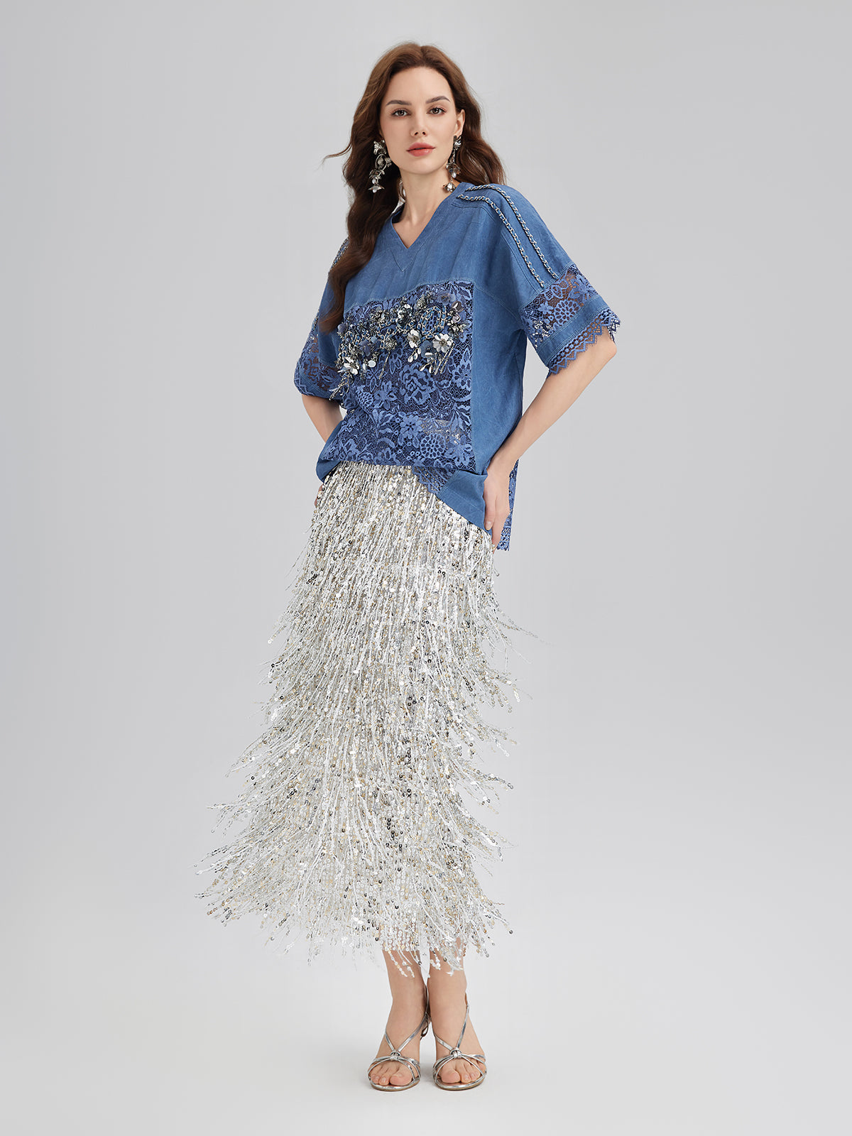 El İşlemeli Boncuklu Dantel Parçalı V Yaka Bluz