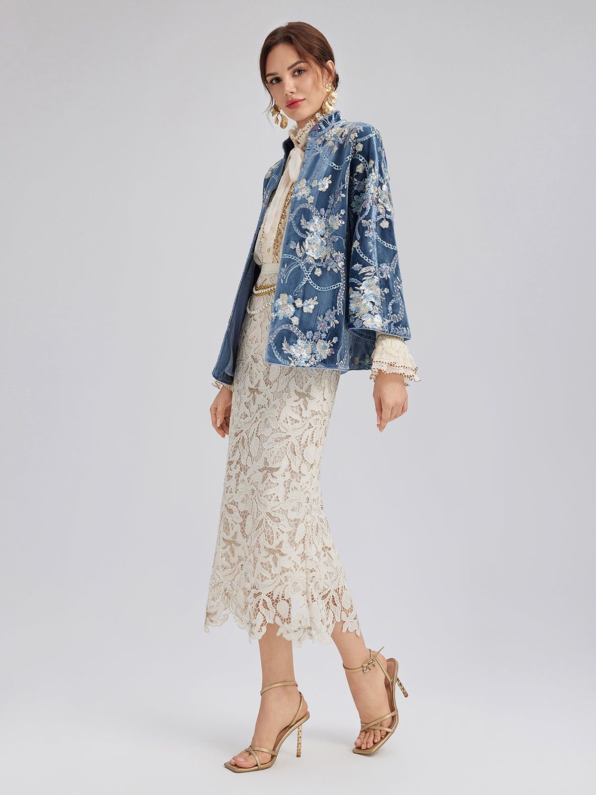 Çiçekli Pullu Nakışlı Truvakar Kol Kadife Ceket