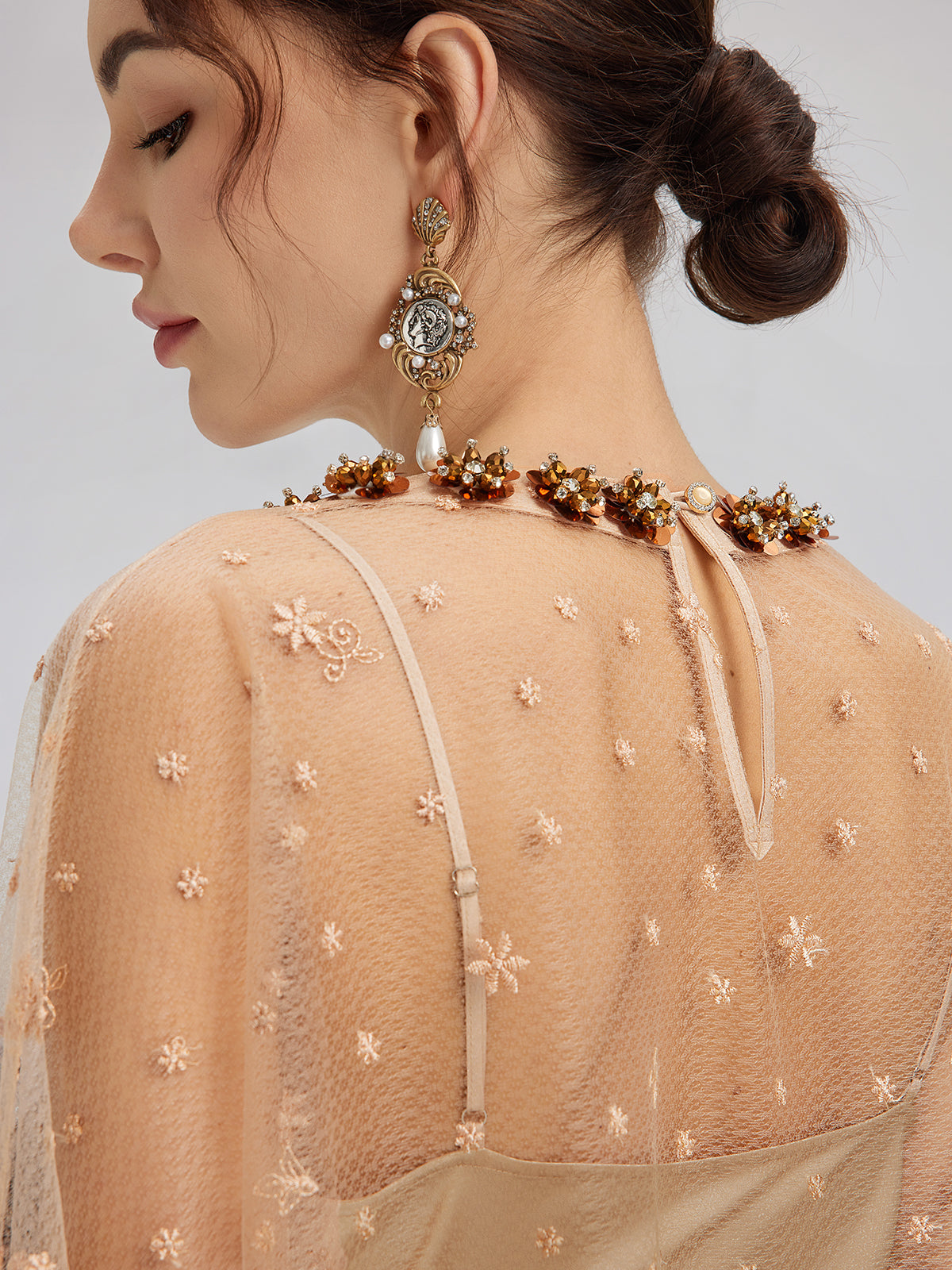 El İşlemesi Pullu Nakışlı Çiçekli Dantel Bluz