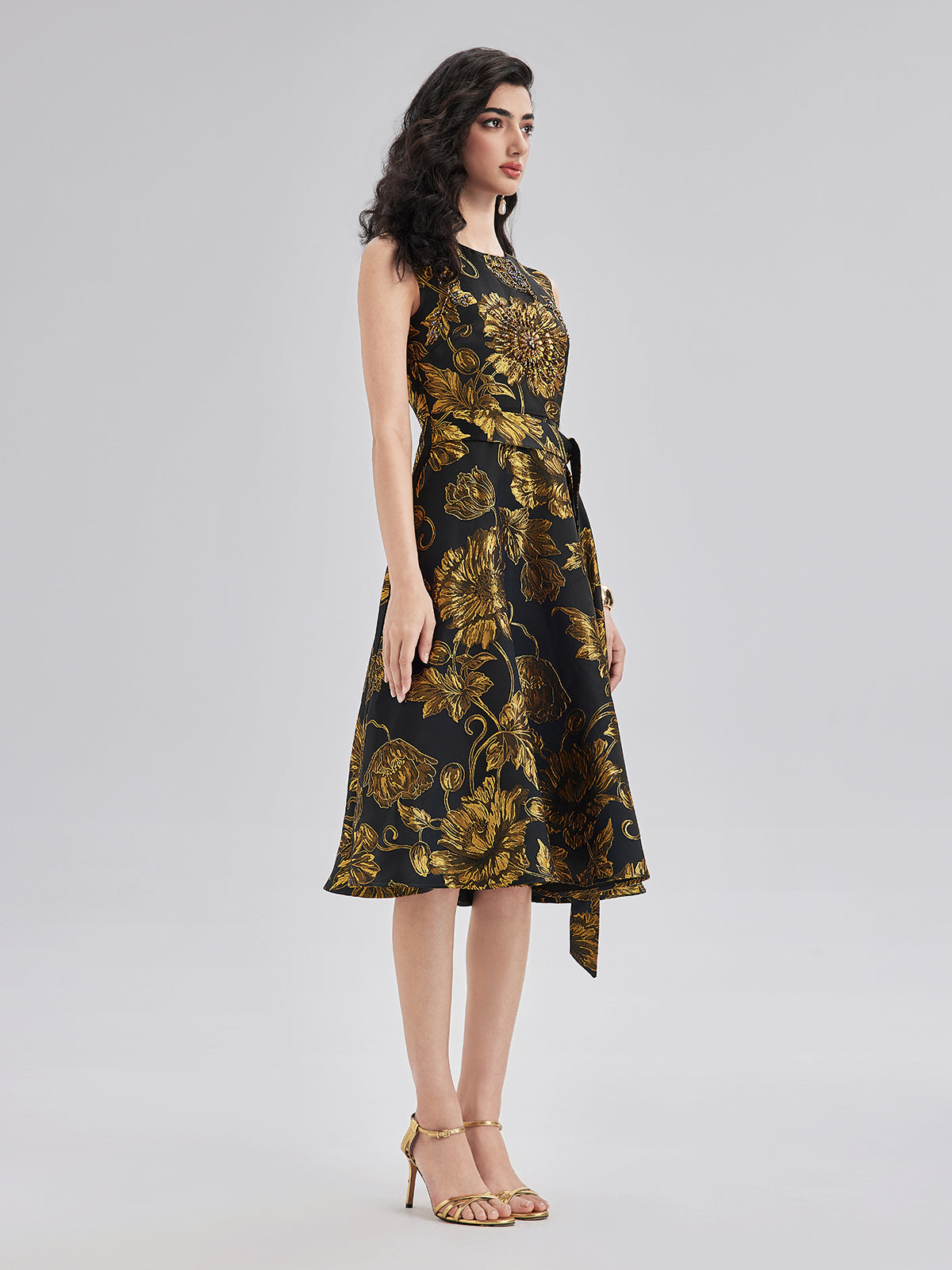 El İşlemesi Çiçekli Boncuklu Elbise