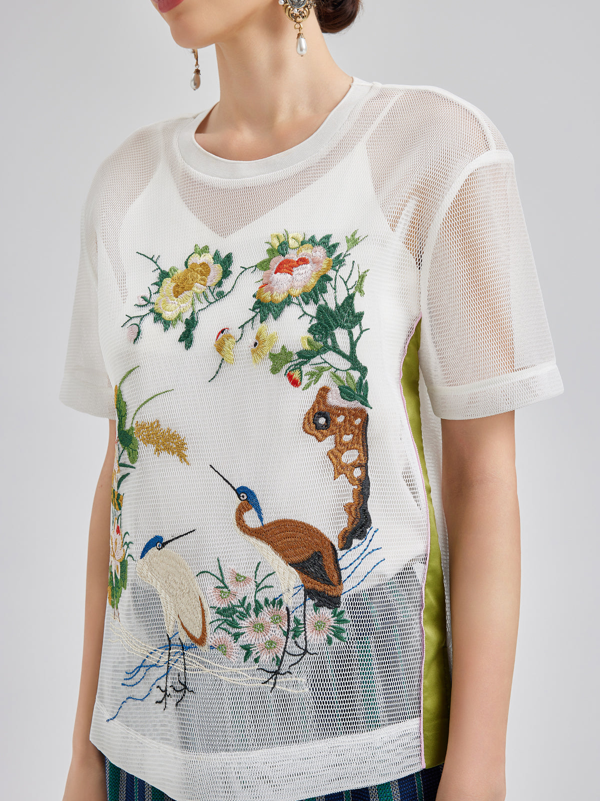 3 Boyutlu Çiçek Nakışlı Tişört