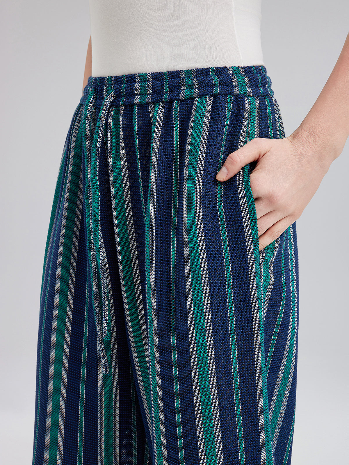 Hafif Çizgili Beli Lastikli Pantolon