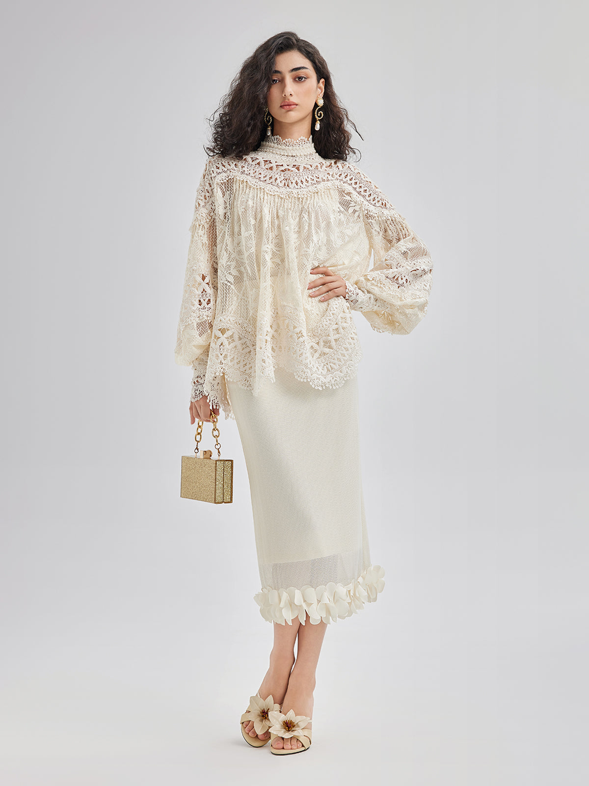 Yoğun Dantelli ve Pencereli Bluz