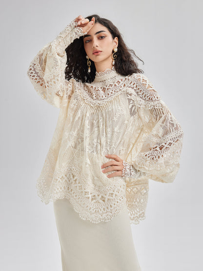 Yoğun Dantelli ve Pencereli Bluz