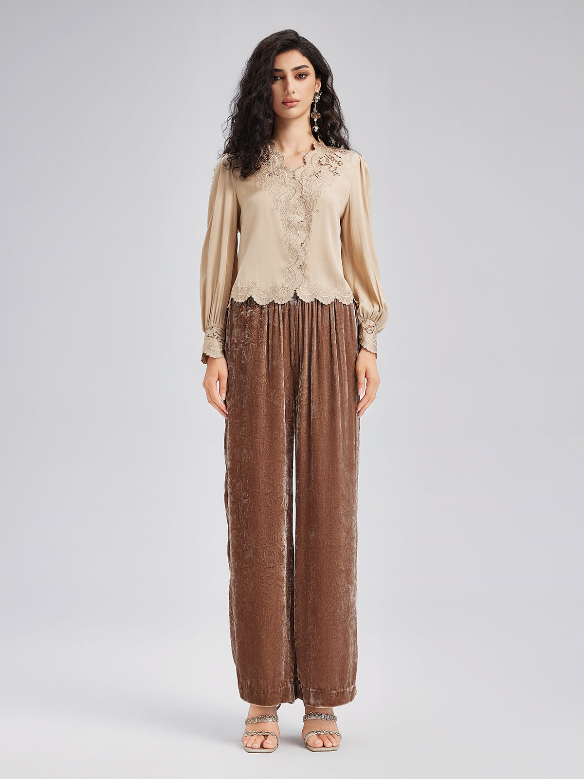 İpek Yoğun Nakışlı Dantel Bluz