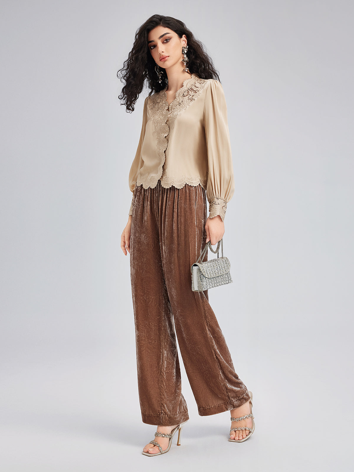 İpek Yoğun Nakışlı Dantel Bluz