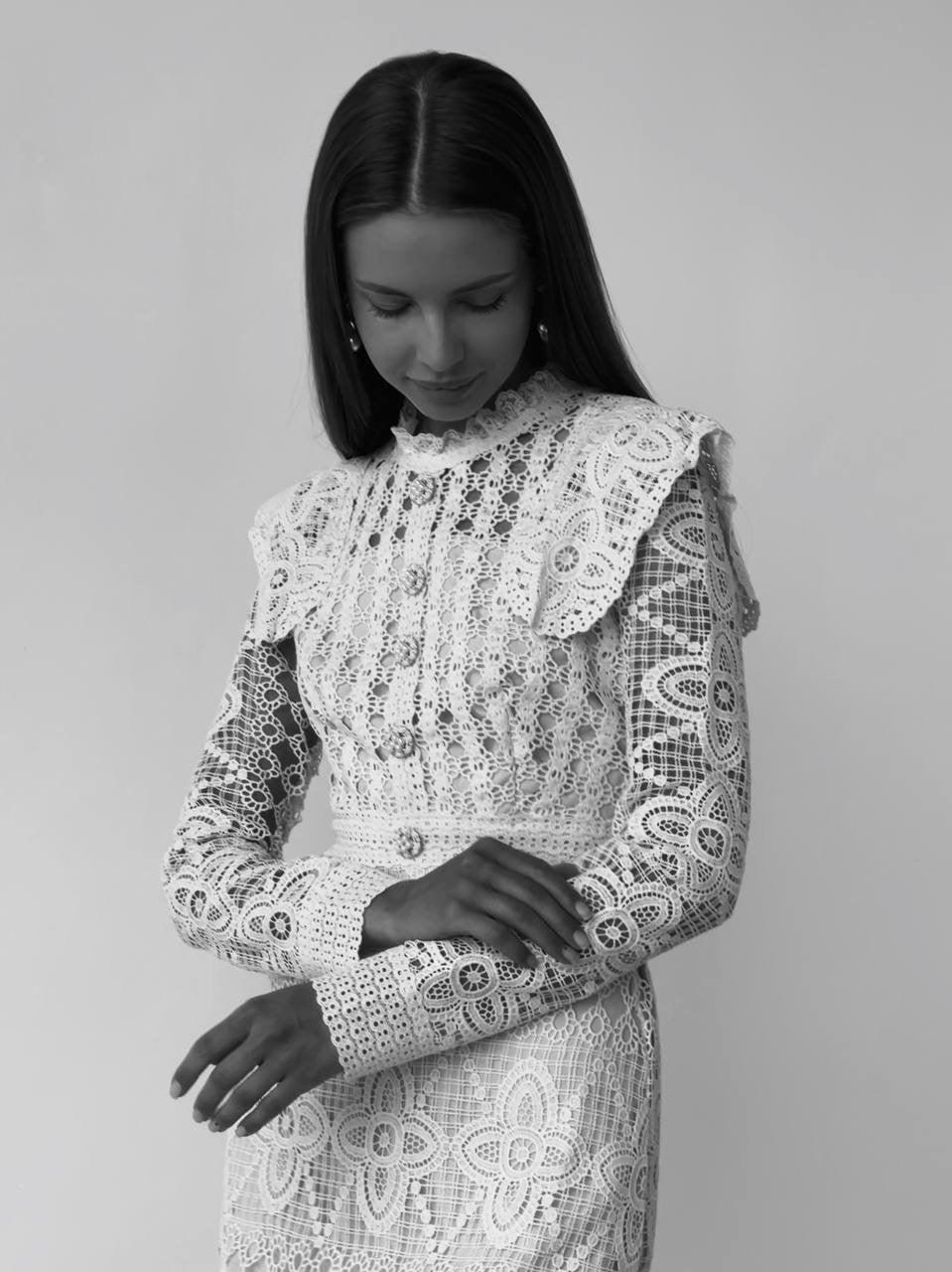 Dantel Detaylı Krem Midi Elbise