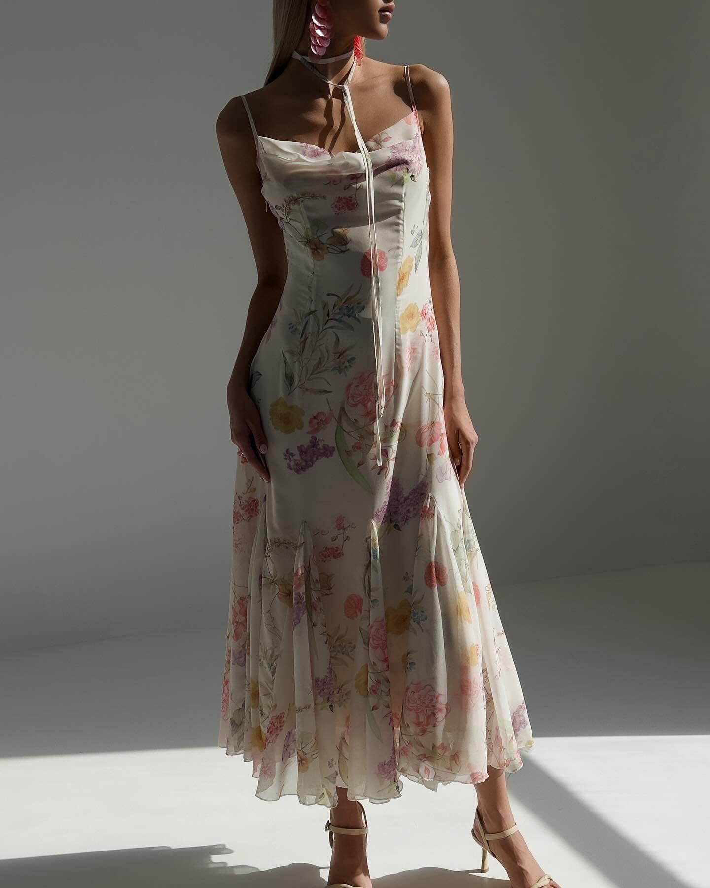 Çiçek Desenli İp Askılı Elbise