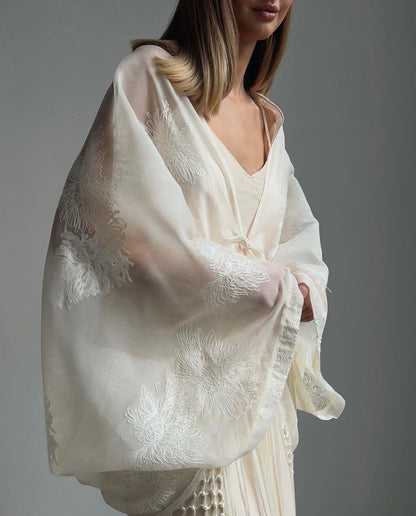 Zarif Beyaz Çiçek Nakışlı Takım