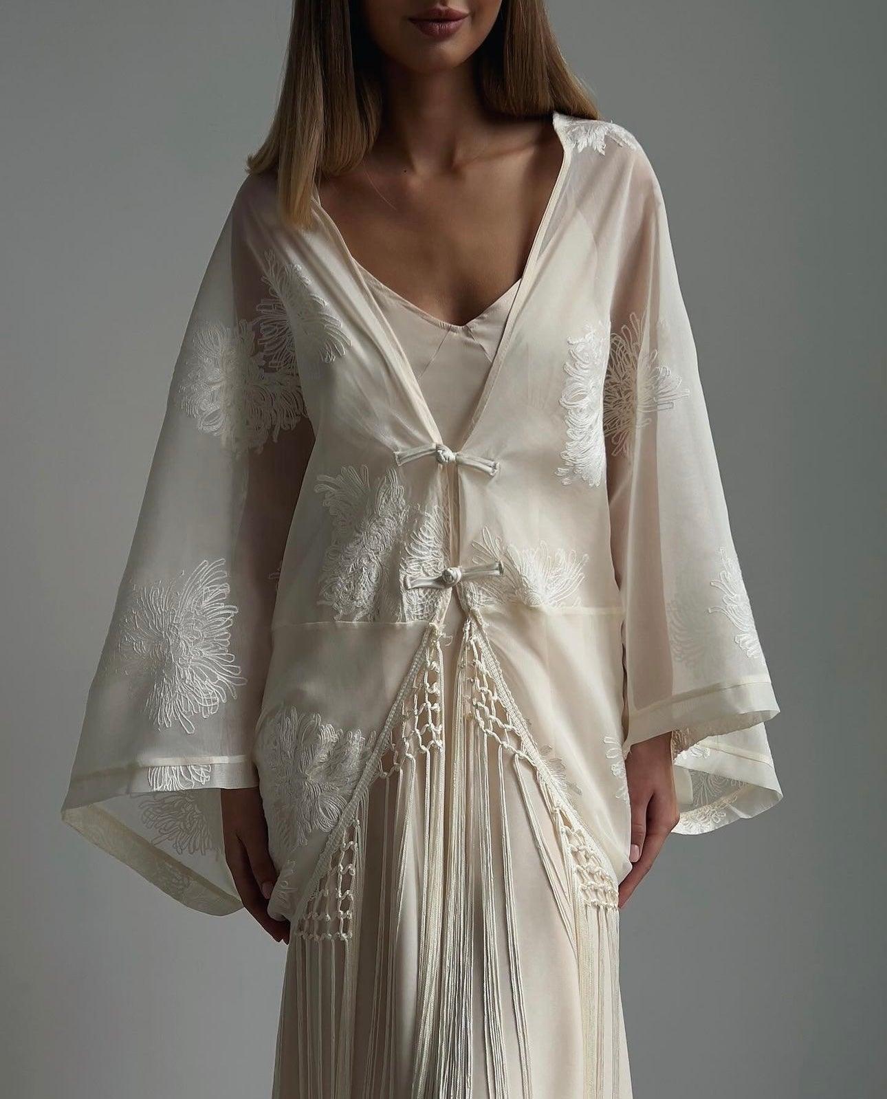 Zarif Beyaz Çiçek Nakışlı Takım